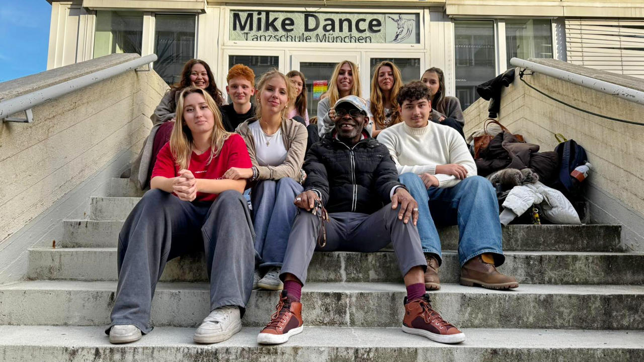 Mike und die Schülerinnen und Schüler des Thomas-Mann-Gymnasiums